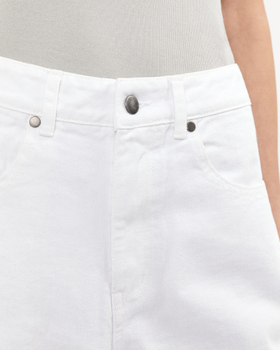 Шорты-бермуды джинсовые белого цвета