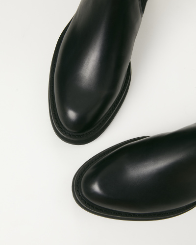 Ботинки с трикотажным чулком черного цвета